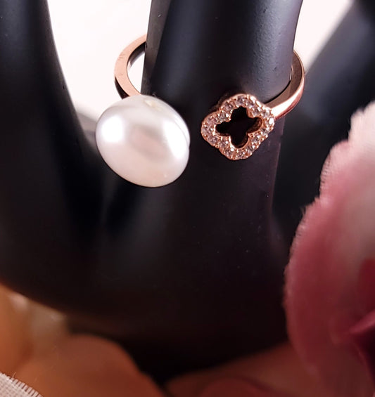 Charming Pearl and Clover Rose Gold Ring